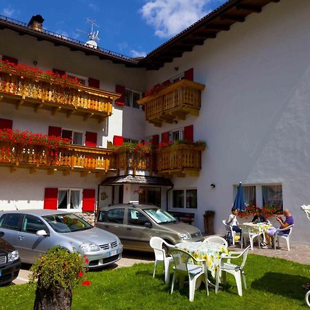 Garni Tyrolia Hotel Campitello di Fassa Bagian luar foto