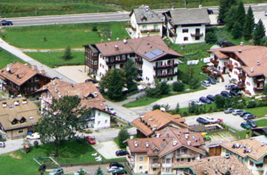 Garni Tyrolia Hotel Campitello di Fassa Bagian luar foto