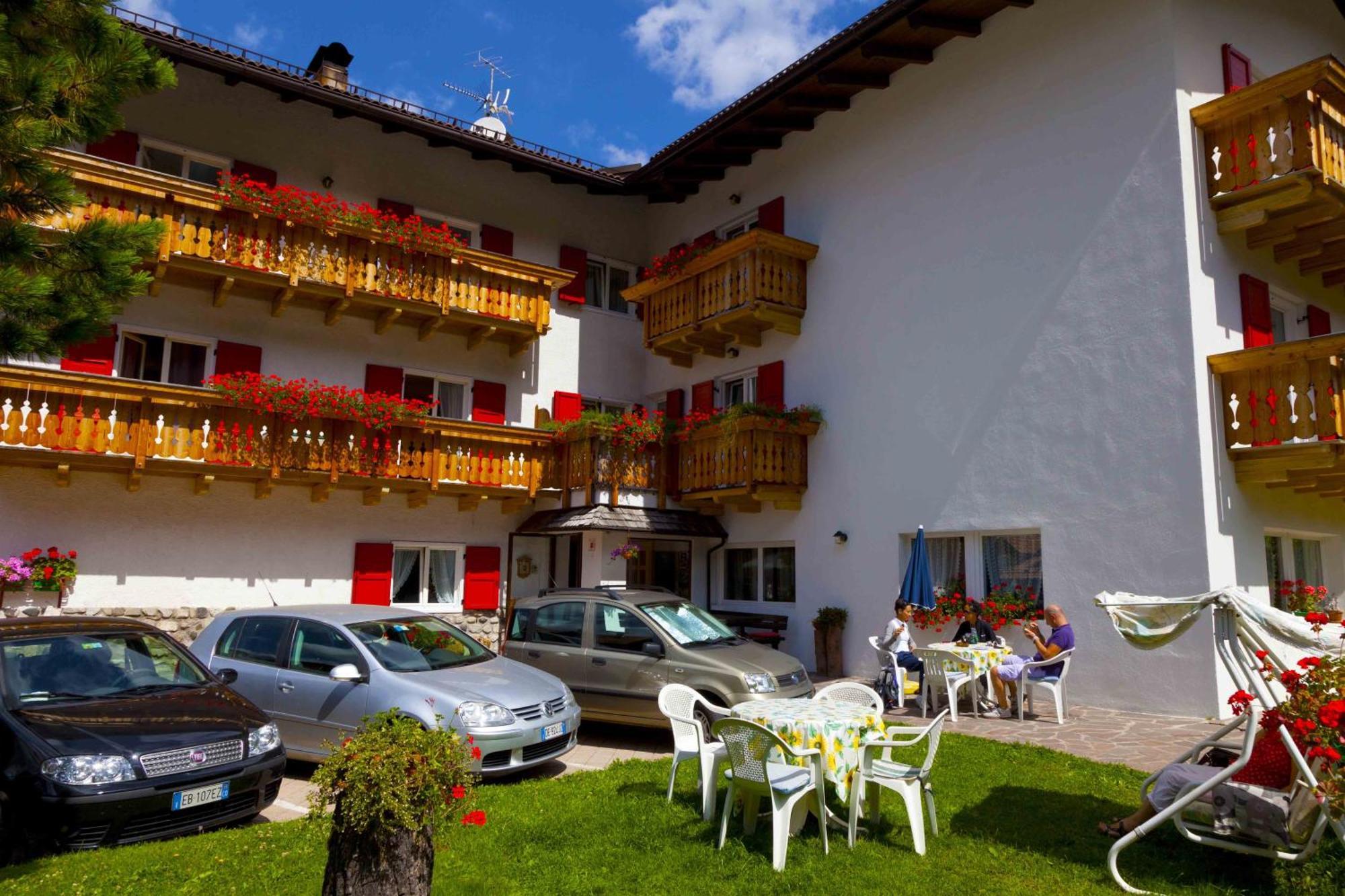 Garni Tyrolia Hotel Campitello di Fassa Bagian luar foto