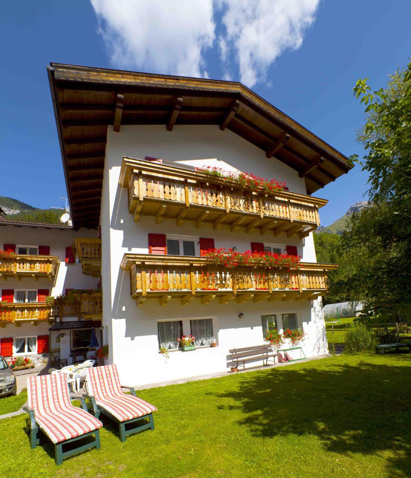 Garni Tyrolia Hotel Campitello di Fassa Bagian luar foto