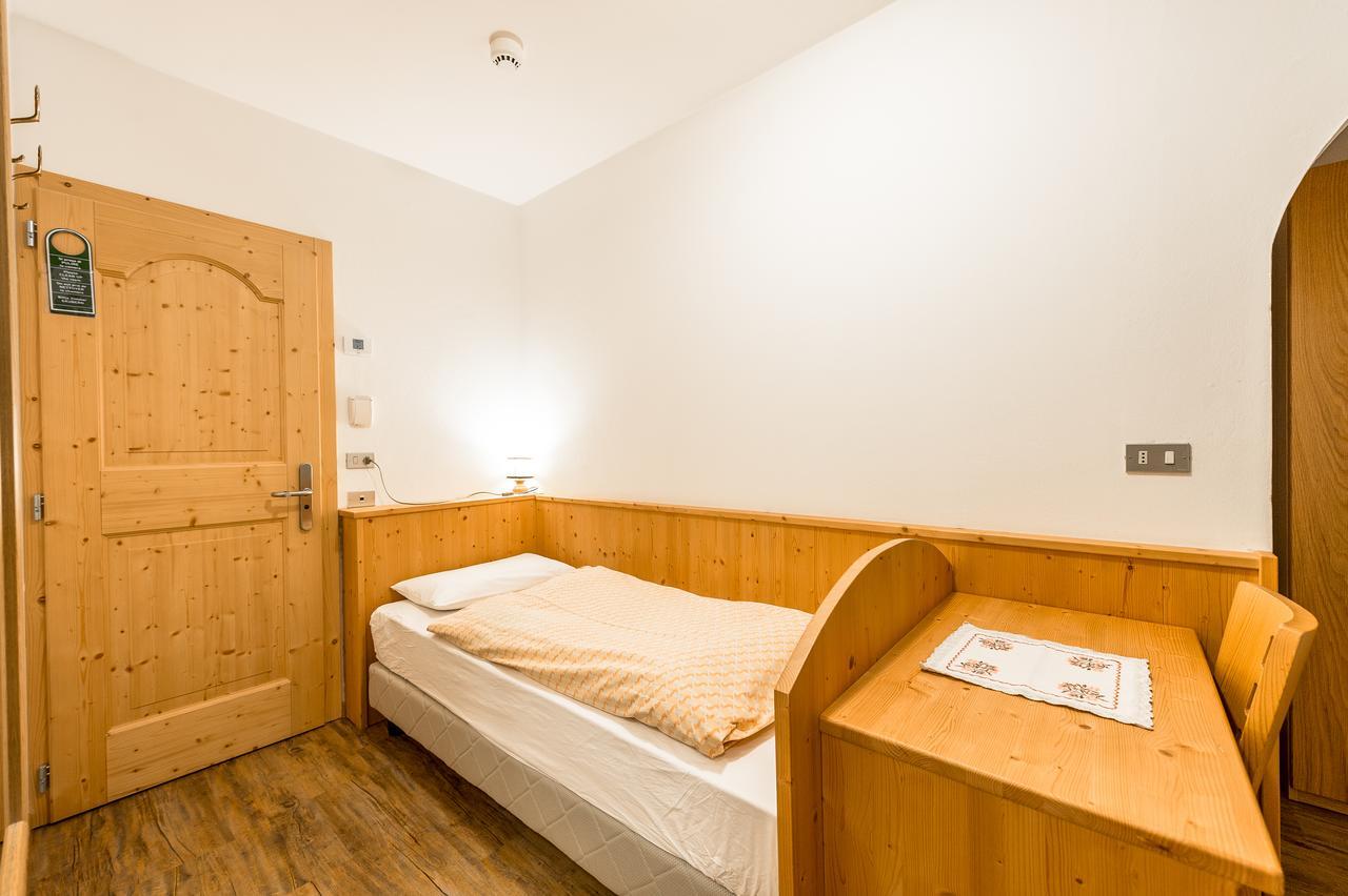 Garni Tyrolia Hotel Campitello di Fassa Bagian luar foto
