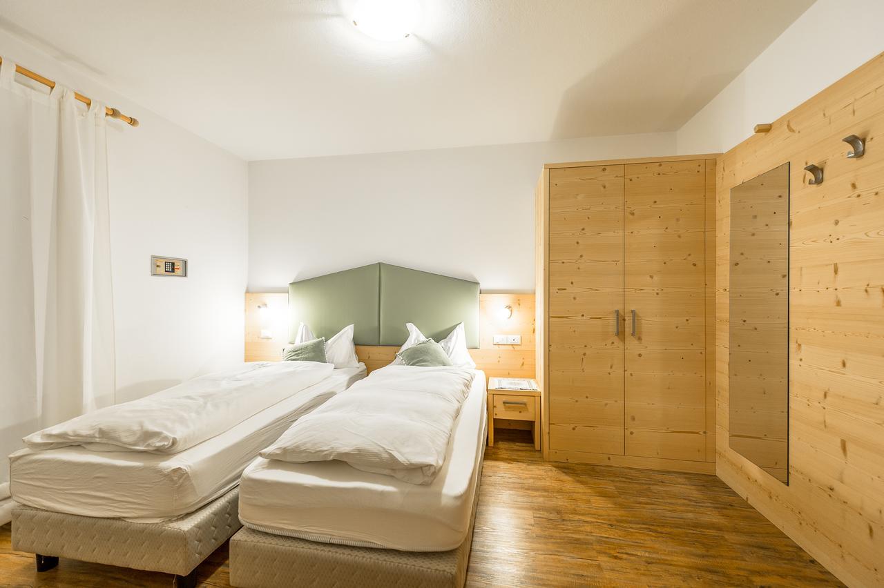 Garni Tyrolia Hotel Campitello di Fassa Bagian luar foto