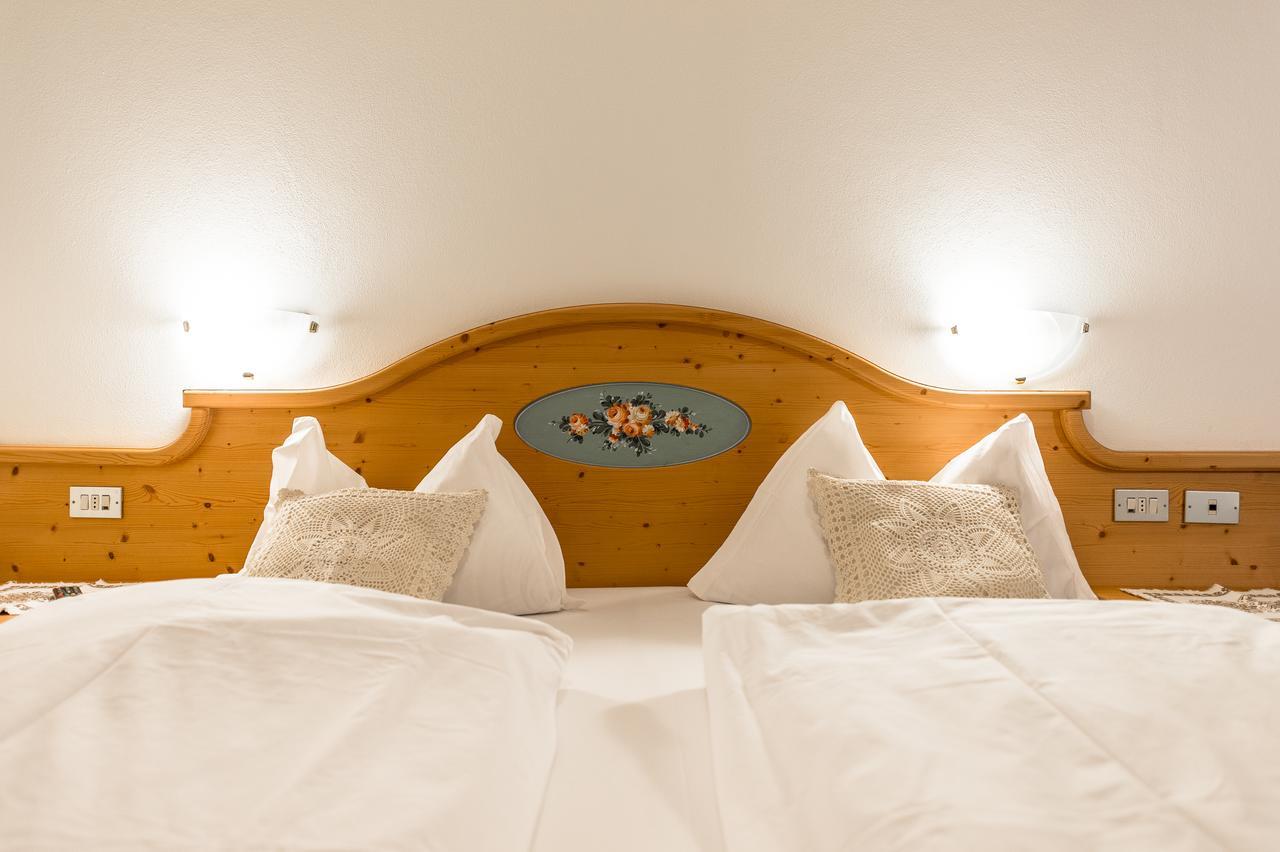 Garni Tyrolia Hotel Campitello di Fassa Bagian luar foto