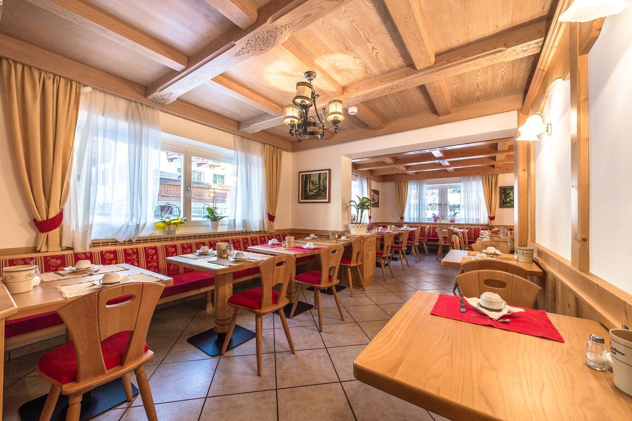 Garni Tyrolia Hotel Campitello di Fassa Bagian luar foto