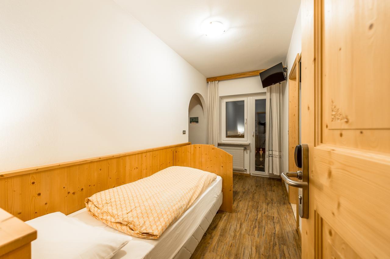 Garni Tyrolia Hotel Campitello di Fassa Bagian luar foto